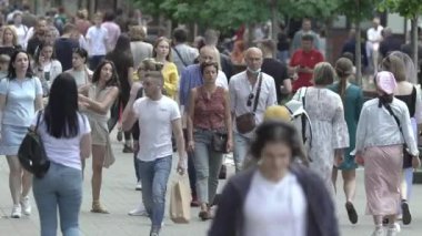 Büyük bir şehrin sokaklarındaki kalabalık, ağır çekim.