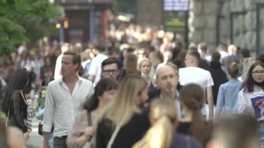 Büyük bir şehrin sokaklarındaki kalabalık, ağır çekim.