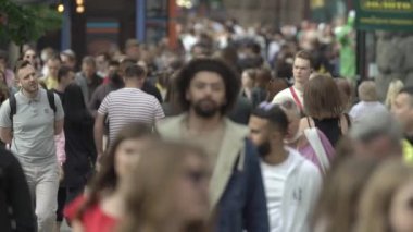 Büyük bir şehrin sokaklarındaki kalabalık, ağır çekim.