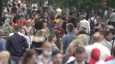 Büyük bir şehrin sokaklarındaki kalabalık, ağır çekim.