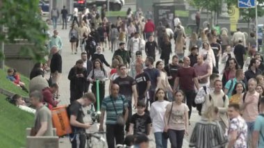 Büyük bir şehrin sokaklarındaki kalabalık, ağır çekim.