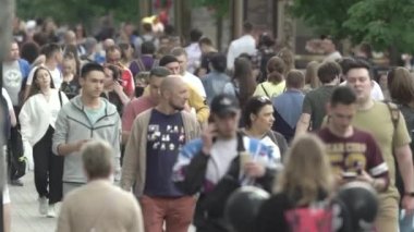 Büyük bir şehrin sokaklarındaki kalabalık, ağır çekim.