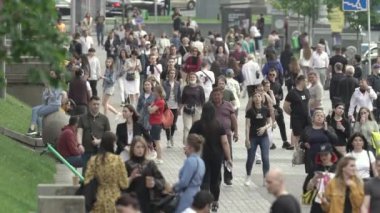 Büyük bir şehrin sokaklarındaki kalabalık, ağır çekim.