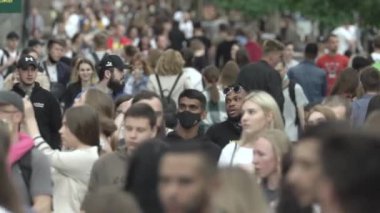 Büyük bir şehrin sokaklarındaki kalabalık, ağır çekim.