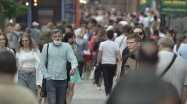 Büyük bir şehrin sokaklarındaki kalabalık, ağır çekim.
