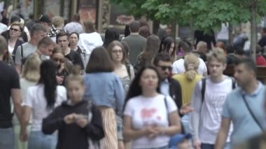 Büyük bir şehrin sokaklarındaki kalabalık, ağır çekim.