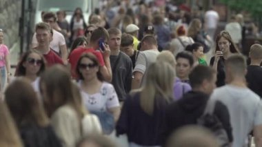 Büyük bir şehrin sokaklarındaki kalabalık, ağır çekim.