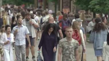 Büyük bir şehrin sokaklarındaki kalabalık, ağır çekim.