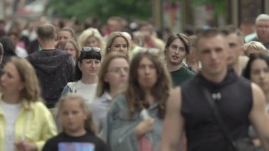 Büyük bir şehrin sokaklarındaki kalabalık, ağır çekim.