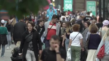 Büyük bir şehrin sokaklarındaki kalabalık, ağır çekim.