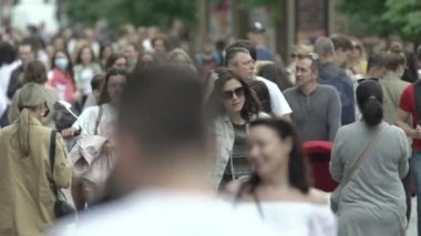 Büyük bir şehrin sokaklarındaki kalabalık, ağır çekim.