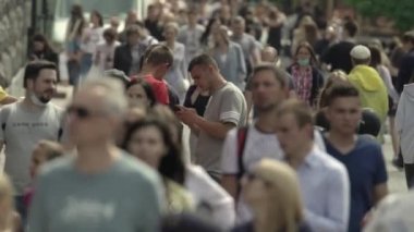 Büyük bir şehrin sokaklarındaki kalabalık, ağır çekim.