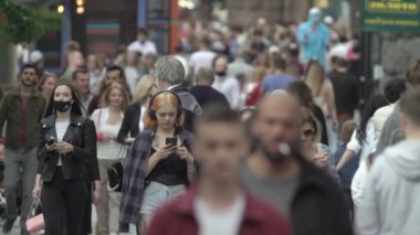 Büyük bir şehrin sokaklarındaki kalabalık, ağır çekim.