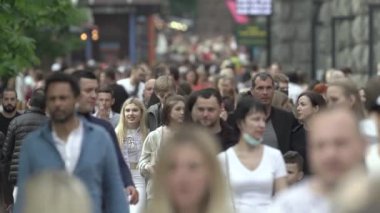 Büyük bir şehrin sokaklarındaki kalabalık, ağır çekim.