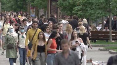 Büyük bir şehrin sokaklarındaki kalabalık, ağır çekim.