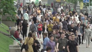 Büyük bir şehrin sokaklarındaki kalabalık, ağır çekim.