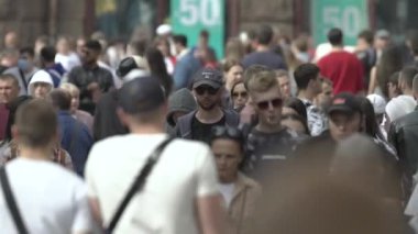 Büyük bir şehrin sokaklarındaki kalabalık, ağır çekim.