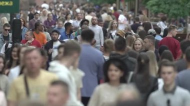 Büyük bir şehrin sokaklarındaki kalabalık, ağır çekim.