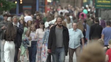 Büyük bir şehrin sokaklarındaki kalabalık, ağır çekim.