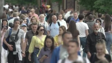 Büyük bir şehrin sokaklarındaki kalabalık, ağır çekim.