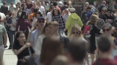 Büyük bir şehrin sokaklarındaki kalabalık, ağır çekim.