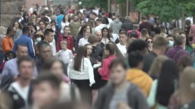 Büyük bir şehrin sokaklarındaki kalabalık, ağır çekim.