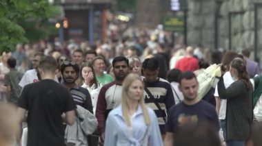 Büyük bir şehrin sokaklarındaki kalabalık, ağır çekim.