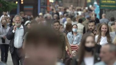 Büyük bir şehrin sokaklarındaki kalabalık, ağır çekim.
