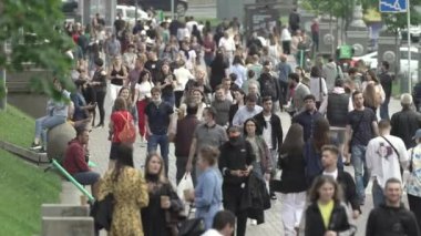 Büyük bir şehrin sokaklarındaki kalabalık, ağır çekim.