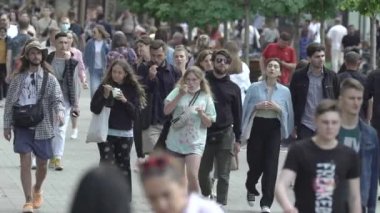 Büyük bir şehrin sokaklarındaki kalabalık, ağır çekim.