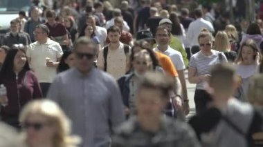 Büyük bir şehrin sokaklarındaki kalabalık, ağır çekim.