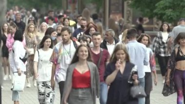 Büyük bir şehrin sokaklarındaki kalabalık, ağır çekim.