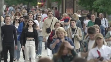 Büyük bir şehrin sokaklarındaki kalabalık, ağır çekim.