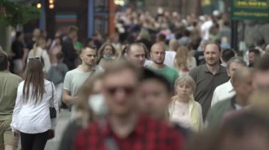 Büyük bir şehrin sokaklarındaki kalabalık, ağır çekim.