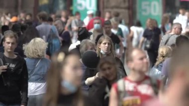 Büyük bir şehrin sokaklarındaki kalabalık, ağır çekim.