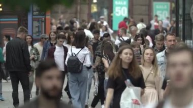 Büyük bir şehrin sokaklarındaki kalabalık, ağır çekim.