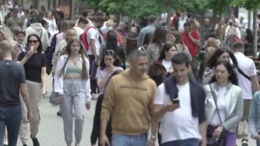 Büyük bir şehrin sokaklarındaki kalabalık, ağır çekim.