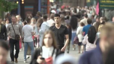 Büyük bir şehrin sokaklarındaki kalabalık, ağır çekim.