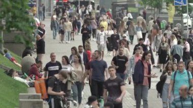 Büyük bir şehrin sokaklarındaki kalabalık, ağır çekim.