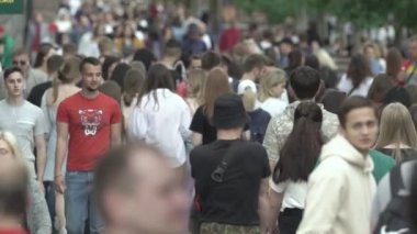 Büyük bir şehrin sokaklarındaki kalabalık, ağır çekim.