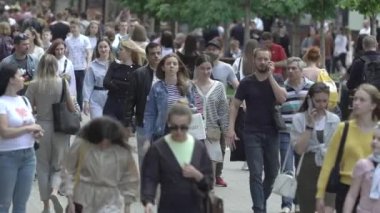 Büyük bir şehrin sokaklarındaki kalabalık, ağır çekim.