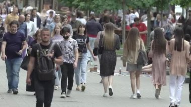 Büyük bir şehrin sokaklarındaki kalabalık, ağır çekim.