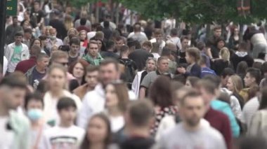 Büyük bir şehrin sokaklarındaki kalabalık, ağır çekim.