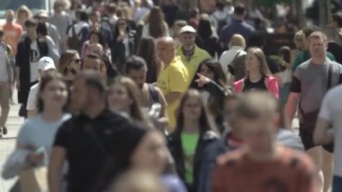 Büyük bir şehrin sokaklarındaki kalabalık, ağır çekim.