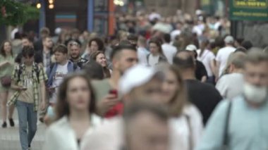 Büyük bir şehrin sokaklarındaki kalabalık, ağır çekim.