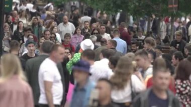 Büyük bir şehrin sokaklarındaki kalabalık, ağır çekim.