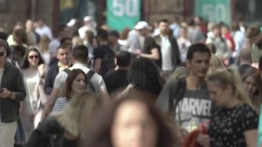 Büyük bir şehrin sokaklarındaki kalabalık, ağır çekim.