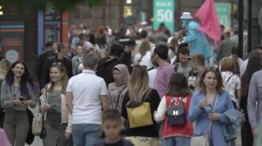 Büyük bir şehrin sokaklarındaki kalabalık, ağır çekim.