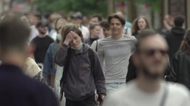 Büyük bir şehrin sokaklarındaki kalabalık, ağır çekim.