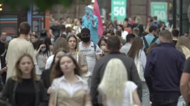 Büyük bir şehrin sokaklarındaki kalabalık, ağır çekim.